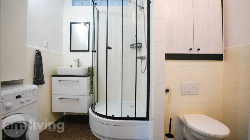 Rezervované -  3i byt v Nemšovej s loggiou po rekonštrukcii - 74m²  - Kúpeľňa v 3-izbovom byte s práčkou, sprchovacím kútom a toaletou.