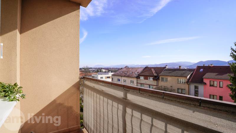 Rezervované -  3i byt v Nemšovej s loggiou po rekonštrukcii - 74m²  - Výhľad z 3-izbového bytu na ulici Janka Palu v Nemšovej.