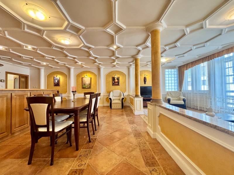 I PRENÁJOM - Priestranný 4 izbový byt na Zámockej ulici, BA - Interiér 4-izbového bytu s elegantným stropom, stĺpmi a priestranným jedálenským kútom.