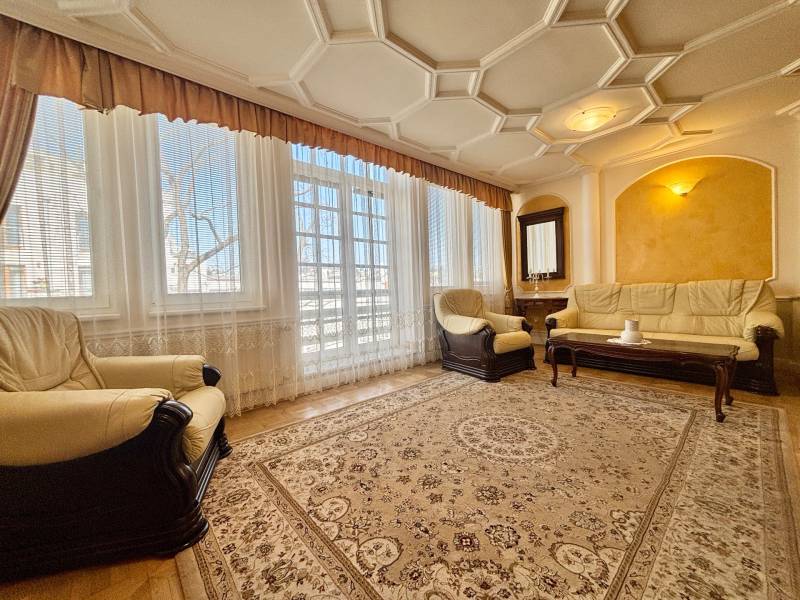 I PRENÁJOM - Priestranný 4 izbový byt na Zámockej ulici, BA - Obývačka v 4-izbovom byte s pohodlným sedením a kobercami, podlaha s dreveným dekorom.