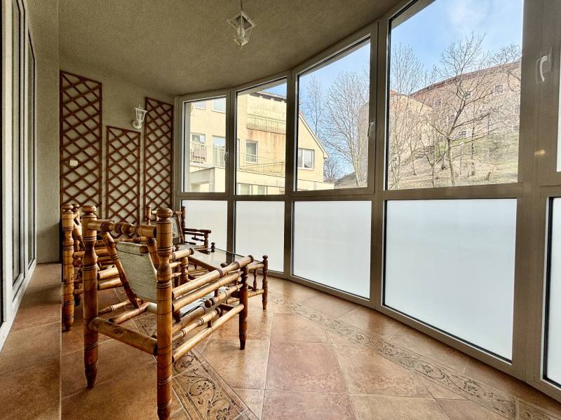 I PRENÁJOM - Priestranný 4 izbový byt na Zámockej ulici, BA - Pre 4-izbový byt je typická zimná záhrada s ratanovým nábytkom a veľkými oknami.