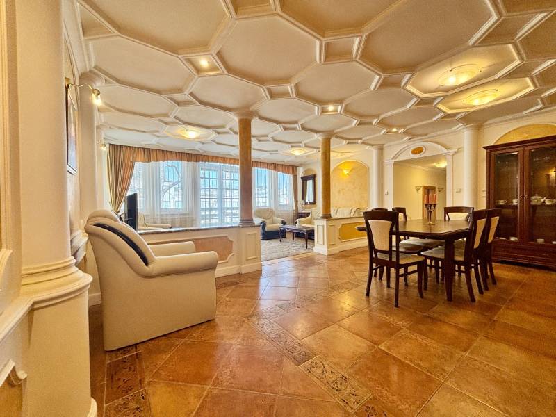 I PRENÁJOM - Priestranný 4 izbový byt na Zámockej ulici, BA - Interiér 4-izbového bytu s klenutým stropom, podláhou s dreveným dekorom a nábytkom.