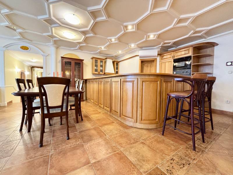 I PRENÁJOM - Priestranný 4 izbový byt na Zámockej ulici, BA - Kuchyňa v 4-izbovom byte s jedálenským stolom, drevený nábytok, dlažba a zaujímavý strop.