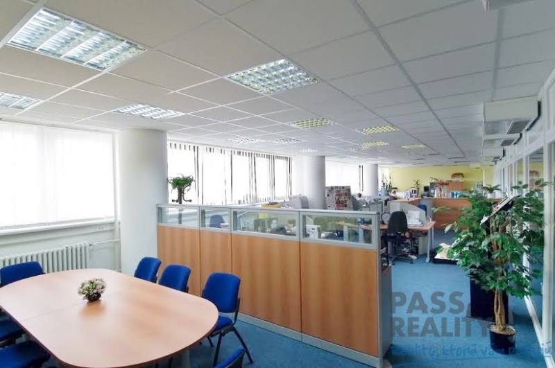 PRENÁJOM kancelárie 27 m2 - Technopol, Kutlíkova ul. - Kancelárie s modrým kobercom, veľkoplošné okná, rozdelené pracovné priestory, konferenčný stôl.