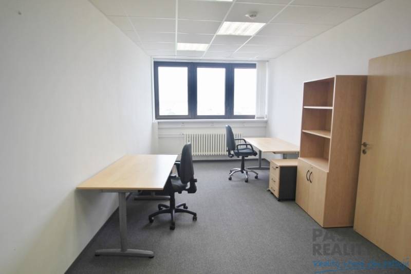 PRENÁJOM kancelárie 27 m2 - Technopol, Kutlíkova ul. - Kancelárie s dvomi pracovnými stolmi a stoličkami, sivý koberec, regál.