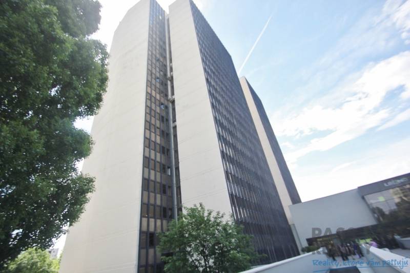 PRENÁJOM kancelárie 27 m2 - Technopol, Kutlíkova ul. - Výšková budova kancelárií na Kutlíkovej ulici v Bratislave - Lúky, čiastočne obklopená zeleňou.