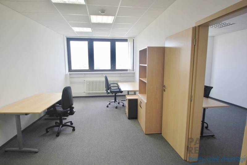 PRENÁJOM kancelárie 27 m2 - Technopol, Kutlíkova ul. - Kancelárie s kancelárskym nábytkom, šedým kobercom a svetlou stenou, pripravené pre prácu.