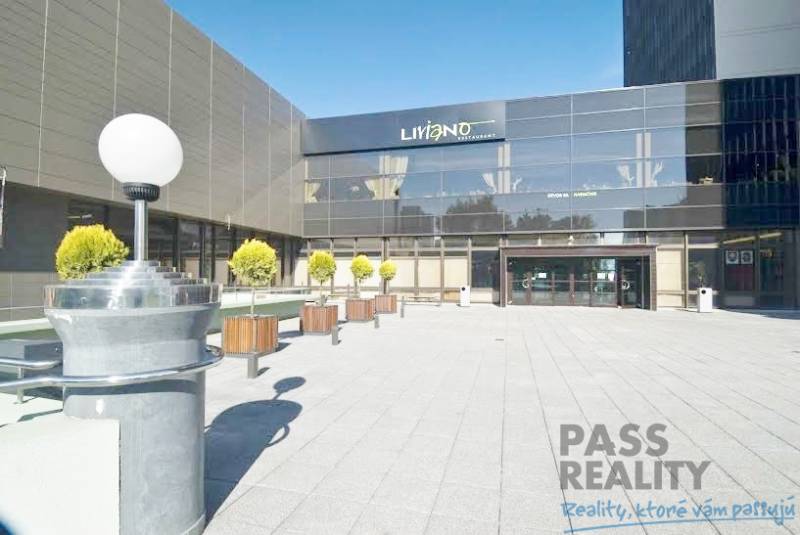 PRENÁJOM kancelárie 27 m2 - Technopol, Kutlíkova ul. - Exteriér kancelárií na Kutlíkovej v Bratislava - Lúky s terasou a zelenými rastlinami.