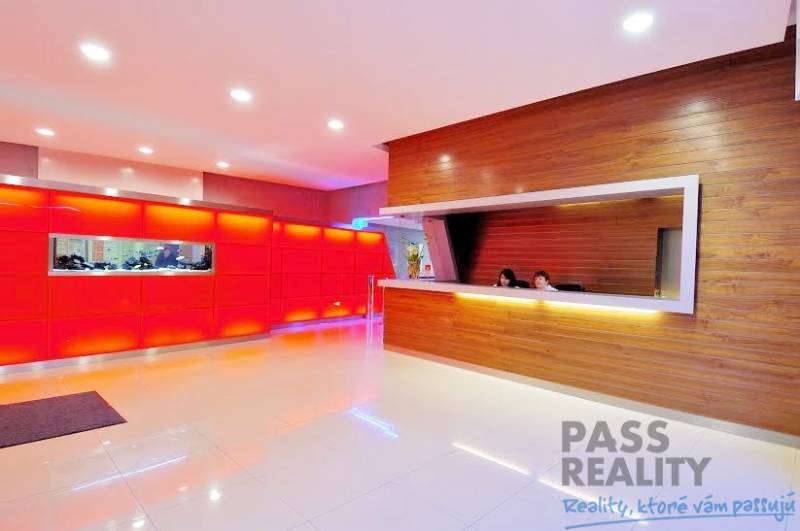 PRENÁJOM kancelárie 27 m2 - Technopol, Kutlíkova ul. - Kancelárie so svetlou podlahou a recepciou v dekoratívnom drevenom štýle.