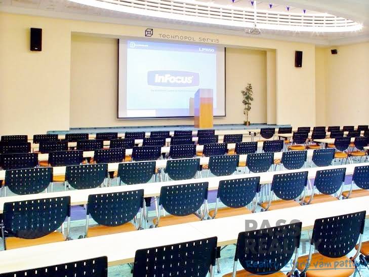 PRENÁJOM kancelárie 27 m2 - Technopol, Kutlíkova ul. - Konferenčná miestnosť v kanceláriách s projektorom a stoličkami, vhodná na prezentácie.