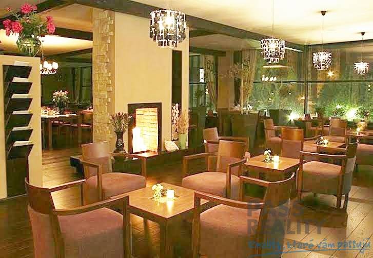 PRENÁJOM kancelárie 27 m2 - Technopol, Kutlíkova ul. - Štýlové kancelárie s podlahou s dreveným dekorom, pohodlným sedením a ambientným osvetlením.