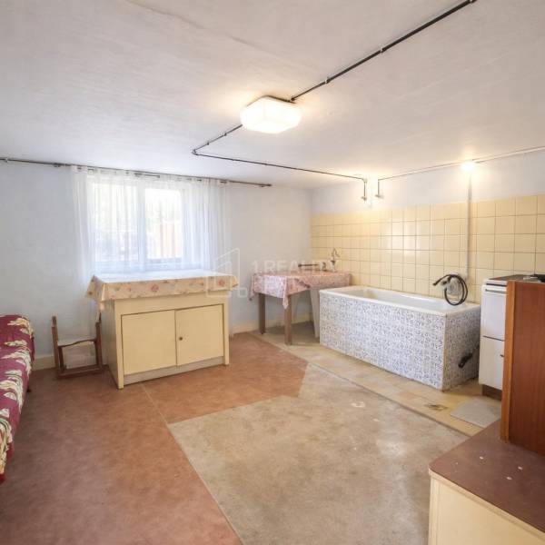 Rodinný dom · Terchová – Biely Potok - Priestranná miestnosť s vaňou, nábytkom a oknom v rodinnom dome.