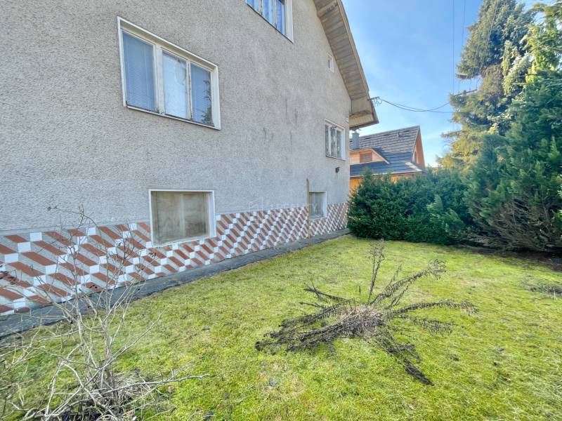 Rodinný dom · Terchová – Biely Potok - Rodinný dom v Terchovej s trávnatým pozemkom, obklopený kríkmi a dekoračným obkladom.