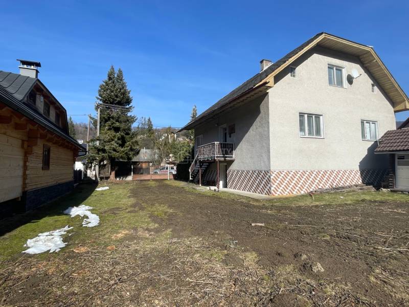 Rodinný dom · Terchová – Biely Potok - Rodinný dom v Terchovej s priestranným dvorom, všadeponúkajúci výhľad na prírodu.