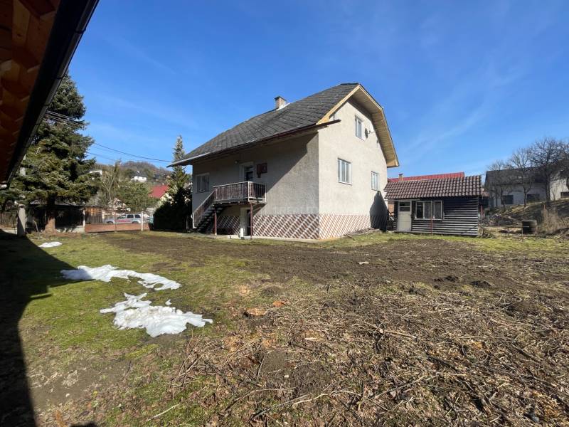 Rodinný dom · Terchová – Biely Potok - Rodinný dom v Terchovej s veľkým dvorom a prístreškom, obklopený trávou a stromami.