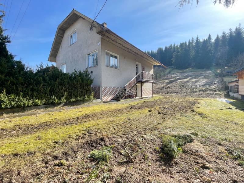 Rodinný dom · Terchová – Biely Potok - Rodinný dom v Terchovej s veľkým trávnatým pozemkom, obklopený stromami.