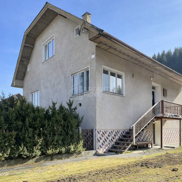 Rodinný dom · Terchová – Biely Potok - Rodinný dom v Terchovej s veľkými oknami, schodiskom a udržiavanou predzáhradkou.