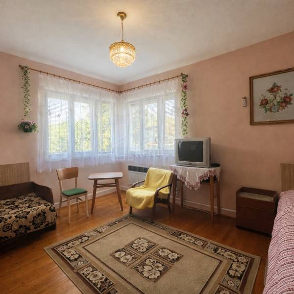 Rodinný dom · Terchová – Biely Potok - Obývacia izba v rodinnom dome s kobercom, televízorom a podlahou s dreveným dekorom.