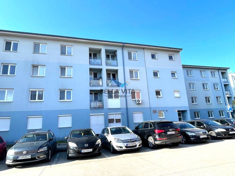 EXKLUZÍVNY PREDAJ - 1 izbový byt, Vodárenská ulica Galanta - Budova s parkoviskom na Vodárenskej ulici v Galante, vhodná pre 1-izbový byt.