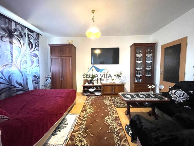 EXKLUZÍVNY PREDAJ - 1 izbový byt, Vodárenská ulica Galanta - Obývacia izba v 1-izbovom byte s podlahou s dreveným dekorom a nábytkom.