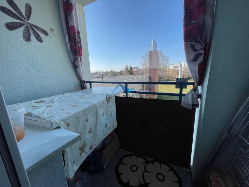 EXKLUZÍVNY PREDAJ - 1 izbový byt, Vodárenská ulica Galanta - Balkón na Vodárenskej ulici v Galante s výhľadom na zeleň, 1-izbový byt.