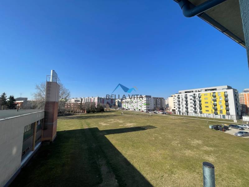 EXKLUZÍVNY PREDAJ - 1 izbový byt, Vodárenská ulica Galanta - Pohľad na sídlisko z ulice Vodárenská v Galante s 1-izbovými bytmi a zeleňou.