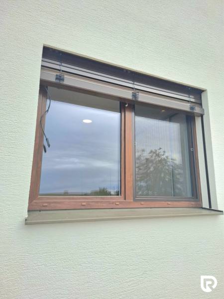 | 4 izbový rodinný dom s krbom a terasov | Slnečná | Ružindol - Fasáda rodinného domu na Slnečnej ulici v Ružindole s dreveným oknom.