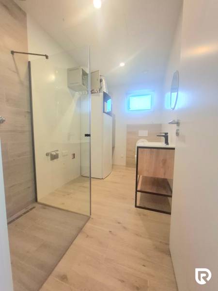 | 4 izbový rodinný dom s krbom a terasov | Slnečná | Ružindol - Kúpeľňa s veľkým sprchovým kútom, podlaha s dreveným dekorom, Rodinný dom.