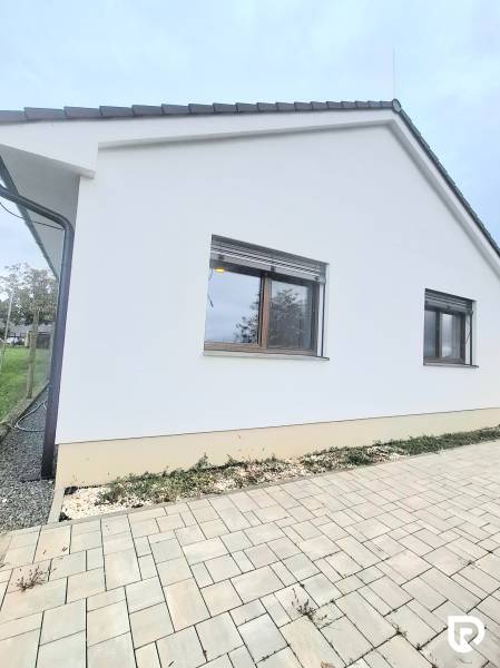 | 4 izbový rodinný dom s krbom a terasov | Slnečná | Ružindol - Rodinný dom na Slnečnej ulici v Ružindole s vonkajšou terasou a záhradou.