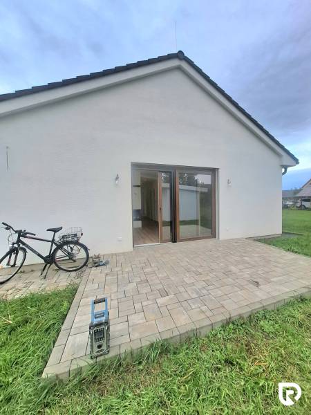 | 4 izbový rodinný dom s krbom a terasov | Slnečná | Ružindol - Rodinný dom na Slnečnej ulici v Ružindole s terasou a bicyklom.