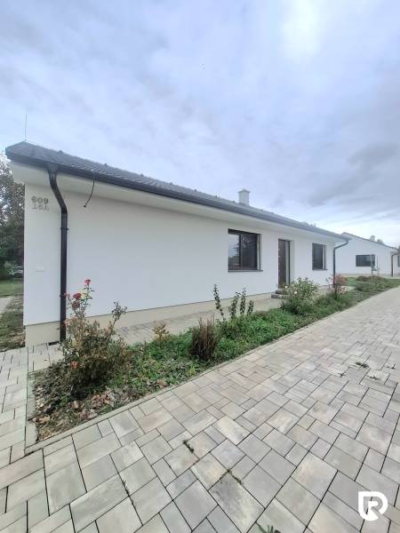 | 4 izbový rodinný dom s krbom a terasov | Slnečná | Ružindol - Rodinný dom na Slnečnej ulici v Ružindole s dláždeným chodníkom a záhradou.