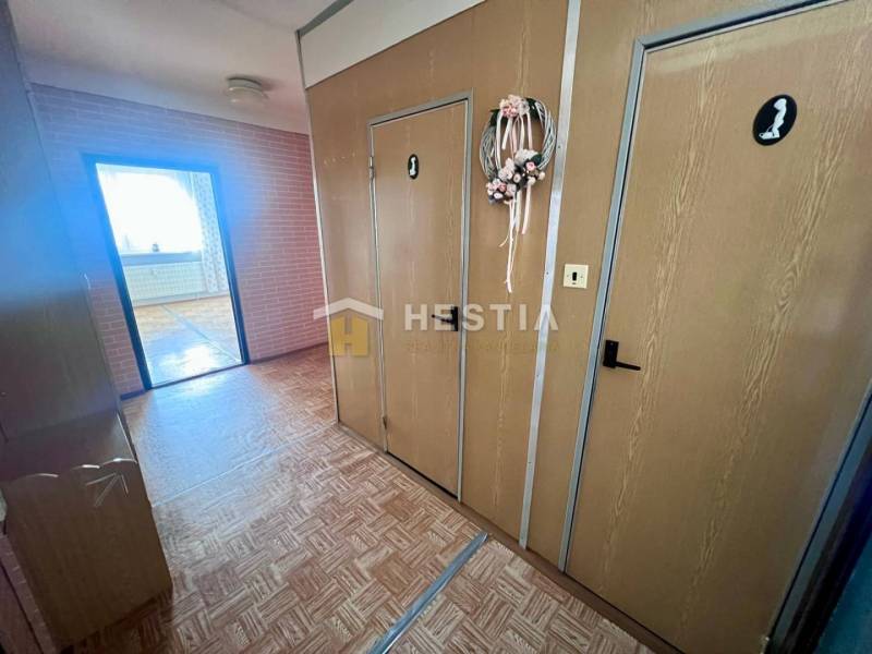 NOVINKA 3 izbový byt v Brezovej pod Bradlom s krásnym výhľadom - Chodba v 3-izbovom byte s podlahou s dreveným dekorom a ozdobným vencom na dverách.