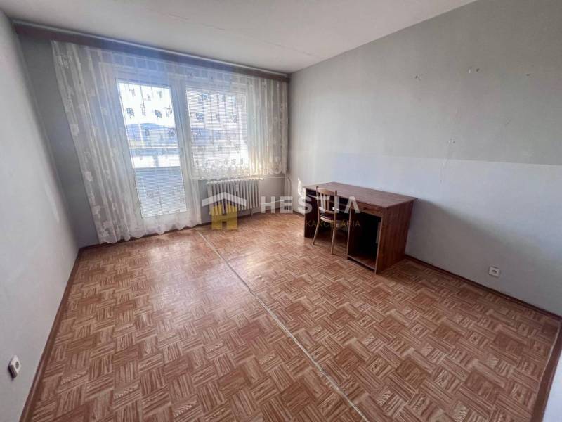 NOVINKA 3 izbový byt v Brezovej pod Bradlom s krásnym výhľadom - Izba v 3-izbovom byte s podlahou s dreveným dekorom a veľkými oknami.