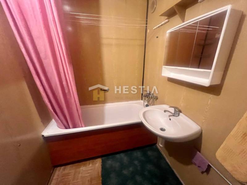 NOVINKA 3 izbový byt v Brezovej pod Bradlom s krásnym výhľadom - Kúpeľňa s umývadlom a vaňou v 3-izbovom byte, ružový záves pridáva výrazný prvok.