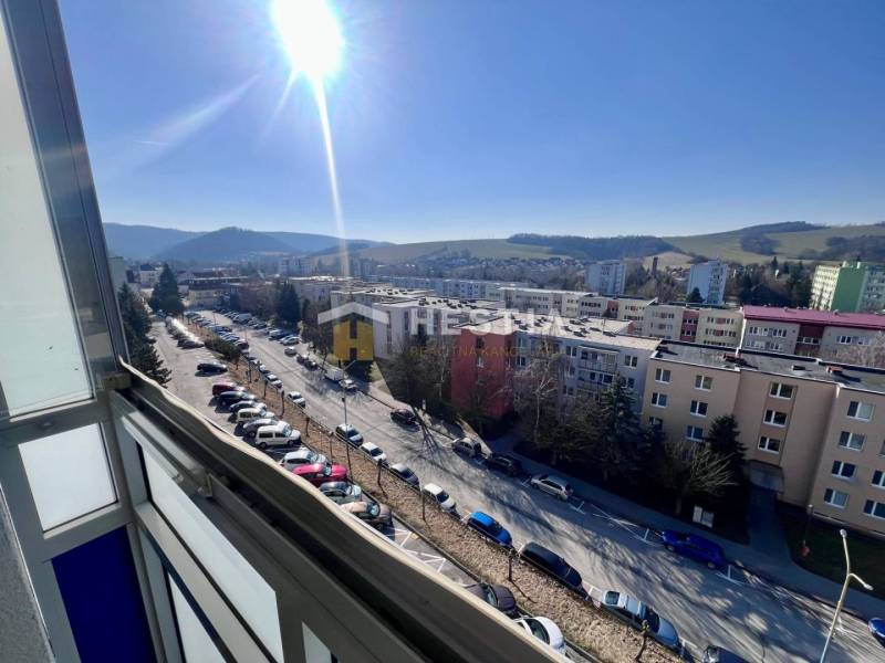 NOVINKA 3 izbový byt v Brezovej pod Bradlom s krásnym výhľadom - Výhľad z 3-izbového bytu v Brezovej pod Bradlom na sídlisko a okolitú krajinu.