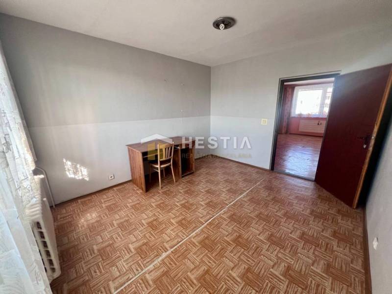 NOVINKA 3 izbový byt v Brezovej pod Bradlom s krásnym výhľadom - Izba v 3-izbovom byte s podlahou s dreveným dekorom a jednoduchým pracovným stolom.