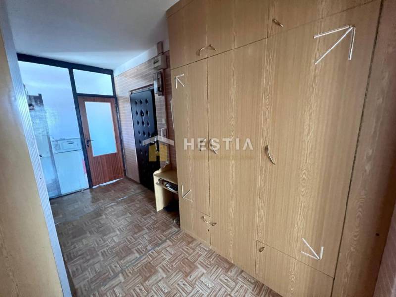 NOVINKA 3 izbový byt v Brezovej pod Bradlom s krásnym výhľadom - Chodba v 3-izbovom byte so skriňou a podlahou s dreveným dekorom.