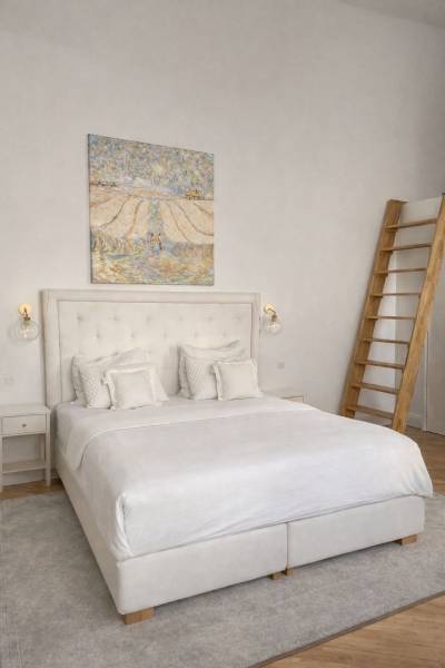 NA PRENÁJOM,Nadštandardný 3-izbový tehlový byt s parkingom,Mlynská ul. - Svetlá spálňa s posteľou, obrazom na stene, nočným stolíkom a podlahou s dreveným dekorom.