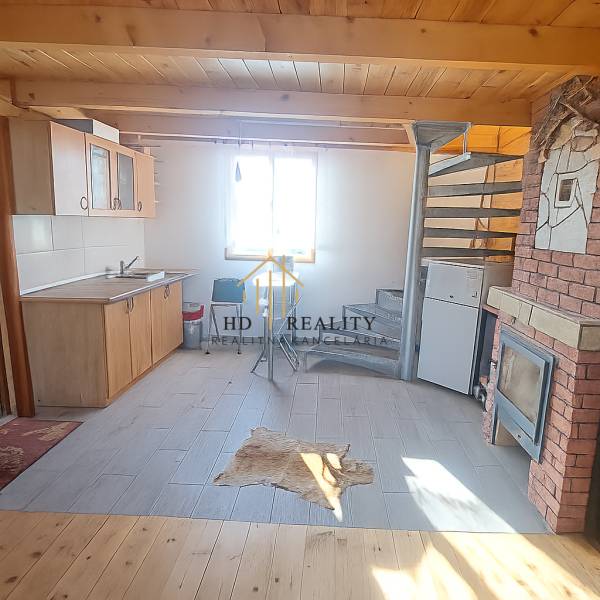 Predaj ,drevená chatka v obci Kráľovce Krnišov - Chata s kuchyňou, špirálovým schodiskom a podlahou s dreveným dekorom.