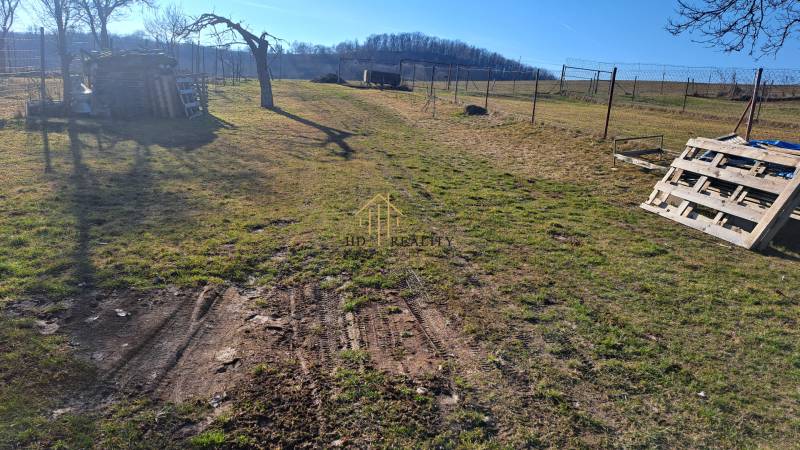 Predaj ,drevená chatka v obci Kráľovce Krnišov - Rozľahlý dvor s drevenými paletami v blízkosti chaty pri Kráľovciach Krnišove.