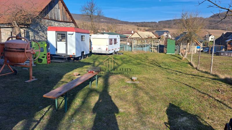 Predaj ,drevená chatka v obci Kráľovce Krnišov - Stavebný pozemok v Kráľovciach Krnišove s miešačkou a prívesnými vozíkmi na dvore.