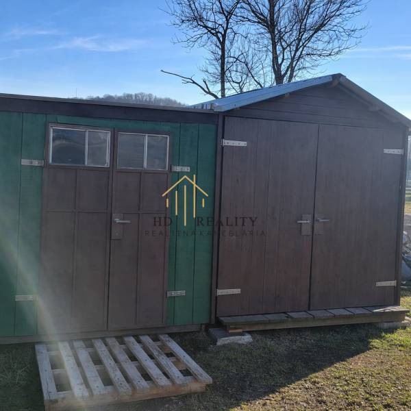 Predaj ,drevená chatka v obci Kráľovce Krnišov - Drevené prístrešky a paleta v záhrade chaty v Kráľovciach Krnišove.