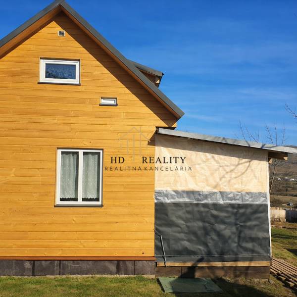 Predaj ,drevená chatka v obci Kráľovce Krnišov - Drevená chata v Kráľovciach Krnišove so strechou a plastovými oknami.