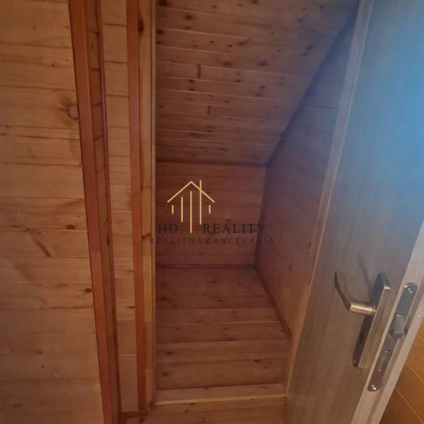 Predaj ,drevená chatka v obci Kráľovce Krnišov - Drevený interiér v chate s dreveným dekorom a schodiskom.