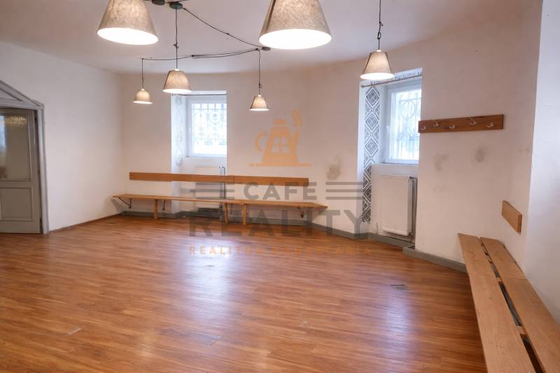 Na prenájom obchodný priestor 148m2, Štúrova, Štúrova, Staré Mesto - Obchodné priestory s podlahou s dreveným dekorom, lavicami a zavesenými lampami.