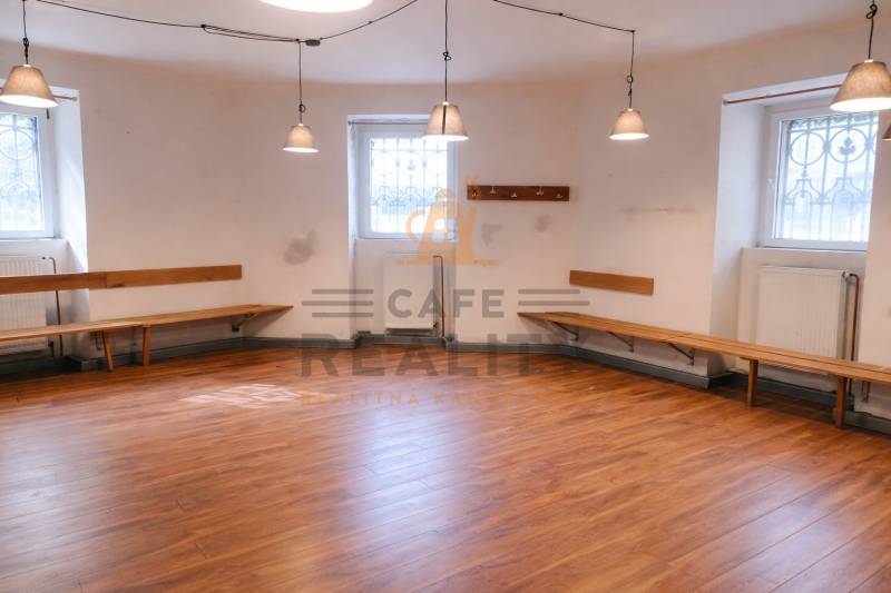 Na prenájom obchodný priestor 148m2, Štúrova, Štúrova, Staré Mesto - Obchodné priestory so stenami, lavicami a podlahou s dreveným dekorom, osvetlené závesnými lampami.