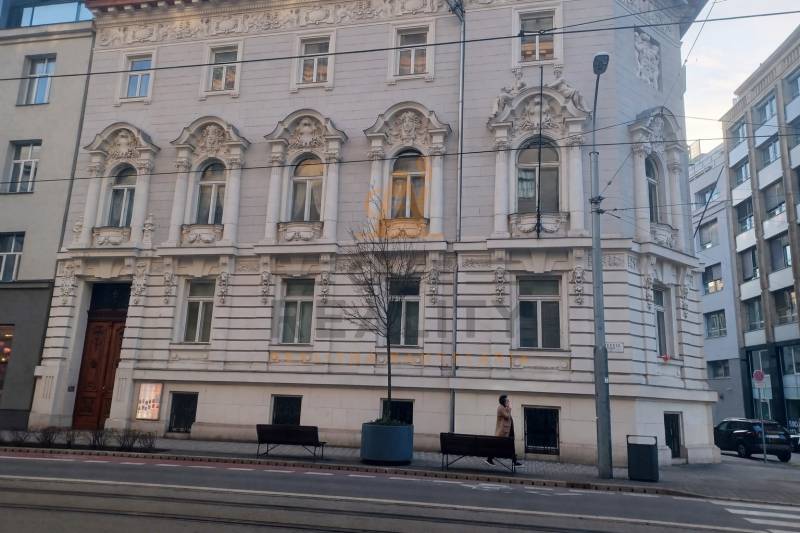 Na prenájom obchodný priestor 148m2, Štúrova, Štúrova, Staré Mesto - Historická fasáda na Štúrovej ulici, Obchodné priestory v Bratislave - Historické jadro.