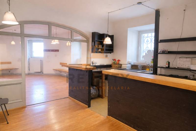 Na prenájom obchodný priestor 148m2, Štúrova, Štúrova, Staré Mesto - Obchodné priestory s barovým pultom a podlahou s dreveným dekorom. Svetlá miestnosť s oknami.