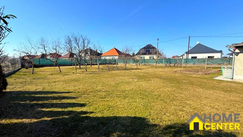 ZĽAVA!! NA PREDAJ RODINNÝ DOM V ZEMIANSKEJ OLČI – PO REKONŠTRUKCII - Záhrada rodinného domu v Zemianskej Olči s trávnikom a ovocnými stromami.