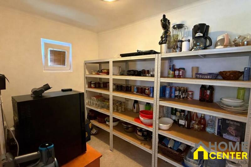 ZĽAVA!! NA PREDAJ RODINNÝ DOM V ZEMIANSKEJ OLČI – PO REKONŠTRUKCII - Špajza v rodinnom dome s policami plnými zásob a kuchynskými spotrebičmi.